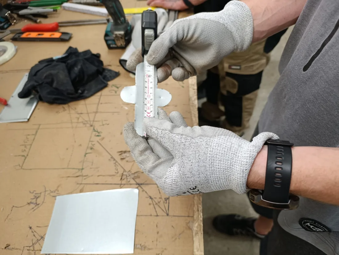 Measuring an insulation element in the workshop